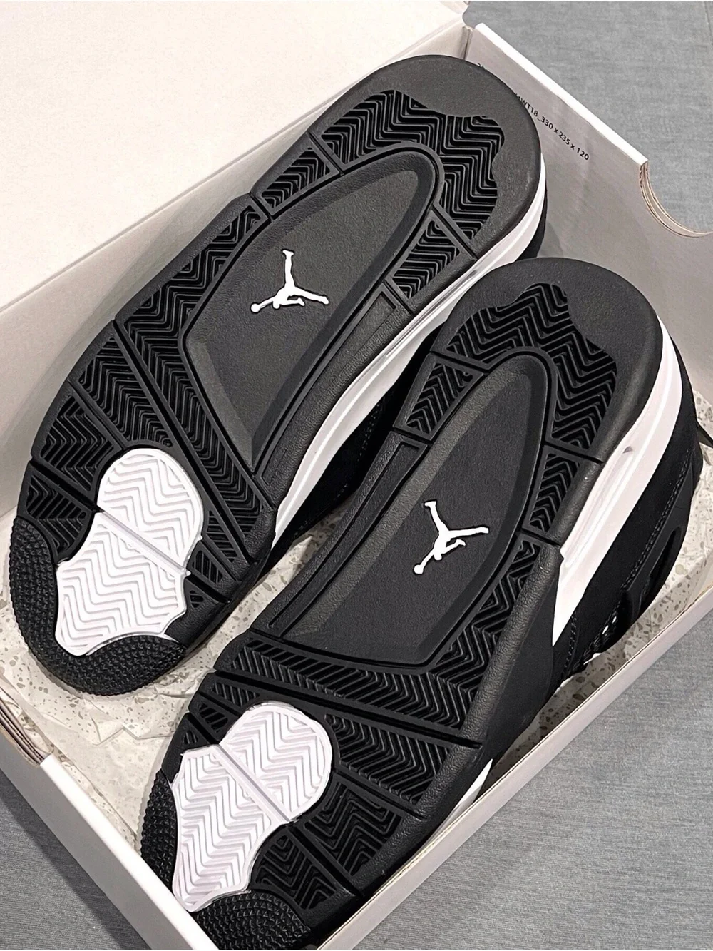 Air Jordan 4 Retro White Thunder.